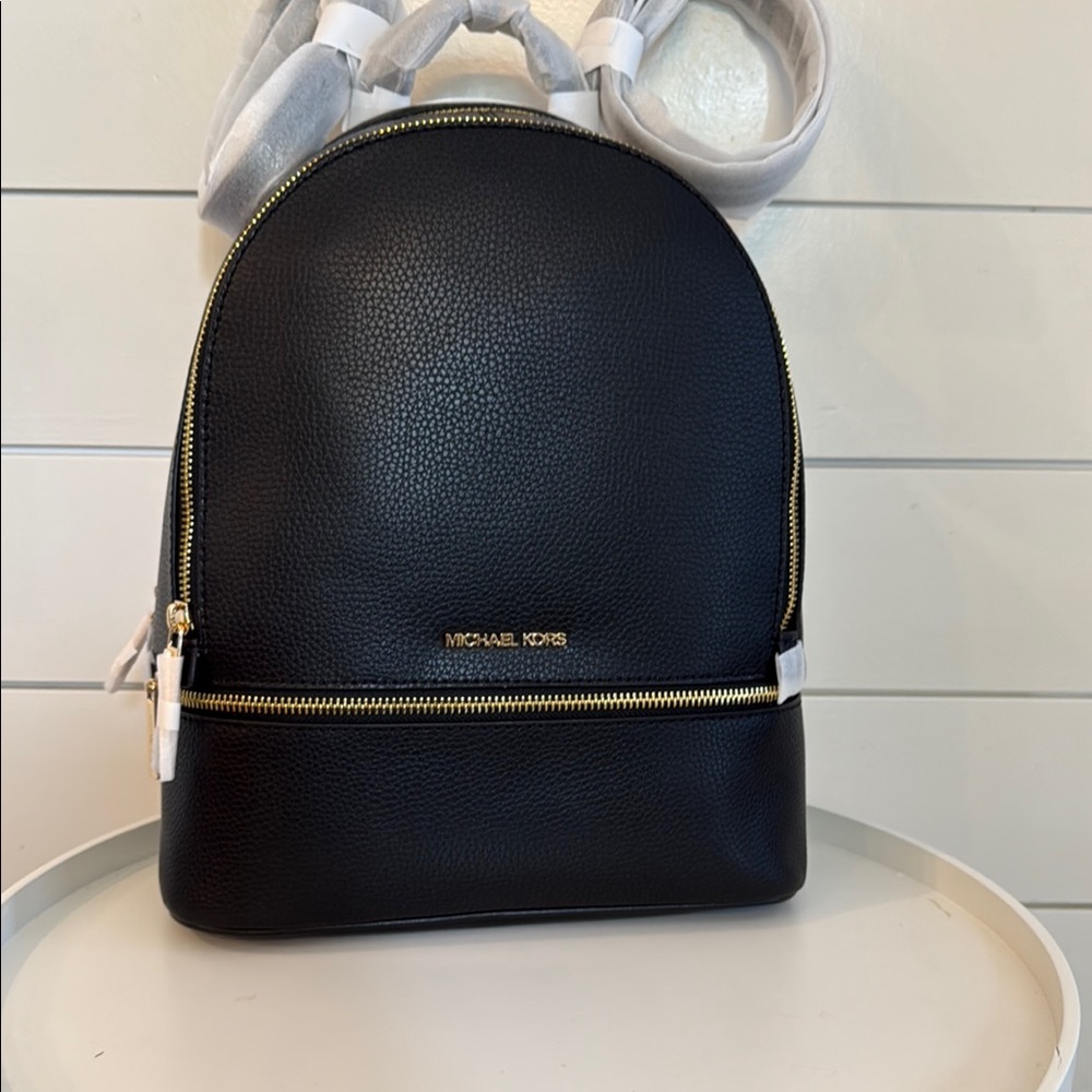 NWT Michael Kors Rhea Black Medium Zipped Backpack in Black